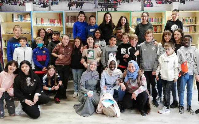 Los y las escolares que el pasado curso iban a 6º de Primaria del colegio público de Tafalla junto a tres mujeres africanas.