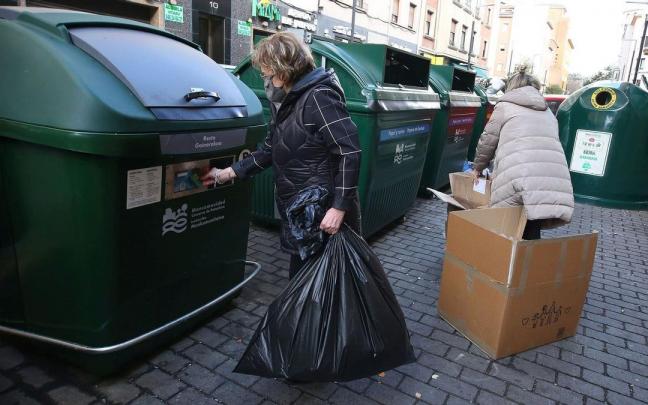 Personas haciendo uso de los contenedores de Pamplona. Personas haciendo uso de los contenedores de Pamplona.