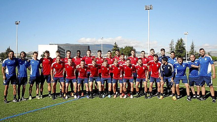 La plantilla de Osasuna Promesas posa en el primer entrenamiento de pretemporada. | FOTO: C.A. OSASUNA