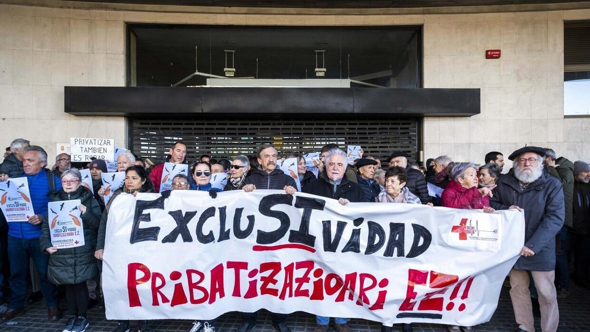 Concentración de la Plataforma Navarra de Salud frente a la sede de Osasunbidea.