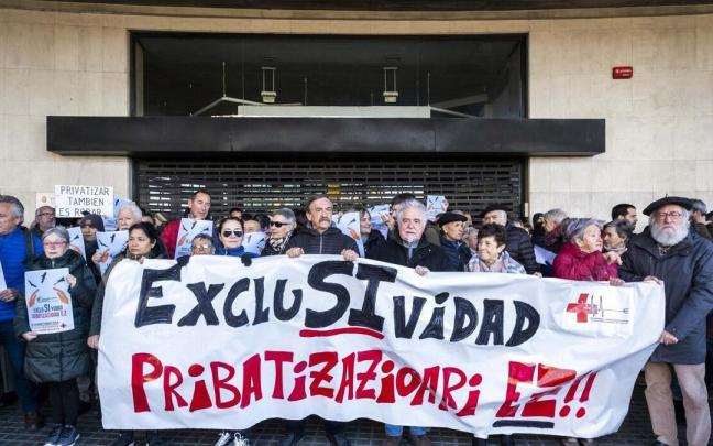 Concentración de la Plataforma Navarra de Salud frente a la sede de Osasunbidea.