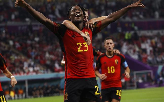 El jugador belga Michy Batshuayi celebra su gol