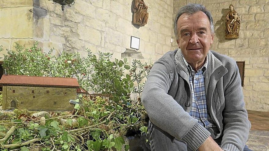 Josean Larrañaga, junto a la maqueta de La Antigua.