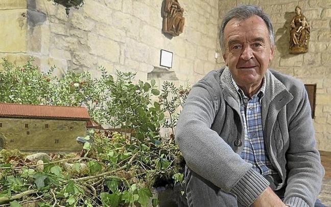 Josean Larra&ntilde;aga, junto a la maqueta de La Antigua.