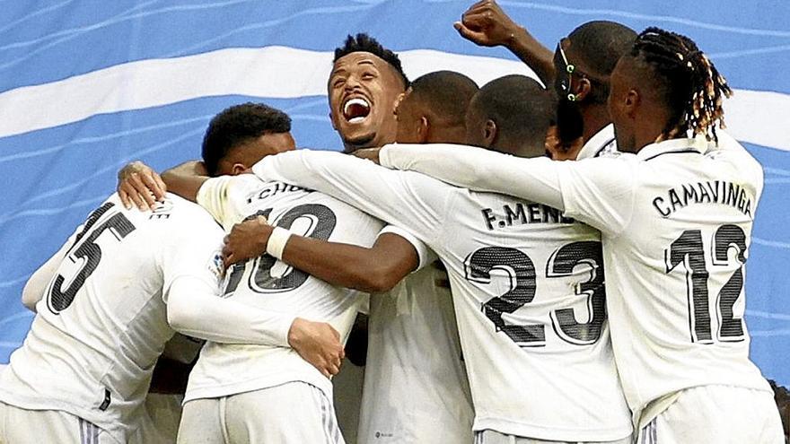 Los jugadores del Real Madrid celebran el triunfo al final del partido.