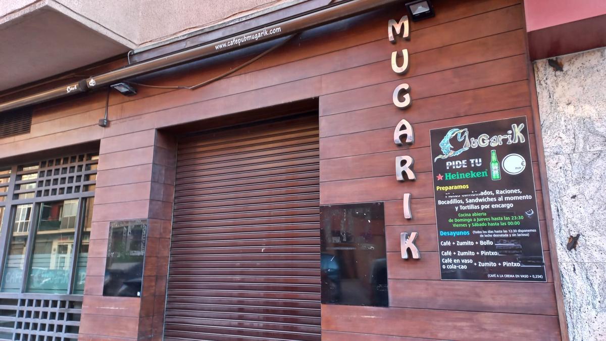 Ubicado en la calle Sierras Alavesas, frente al ambulatorio