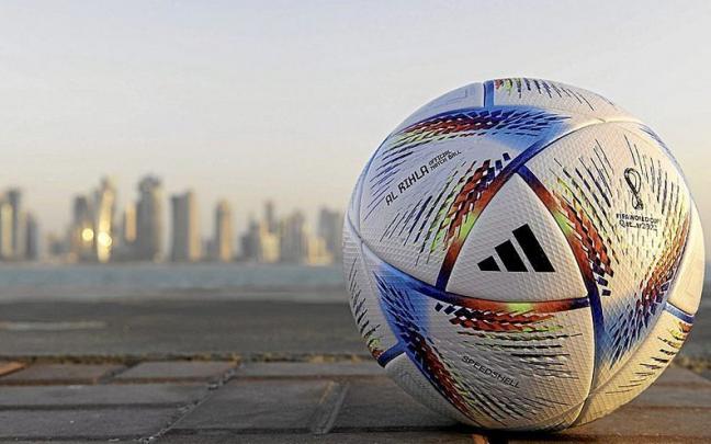 Bal&oacute;n de Adidas &lsquo;Al Rihla&rsquo; para el Mundial Qatar 2022.