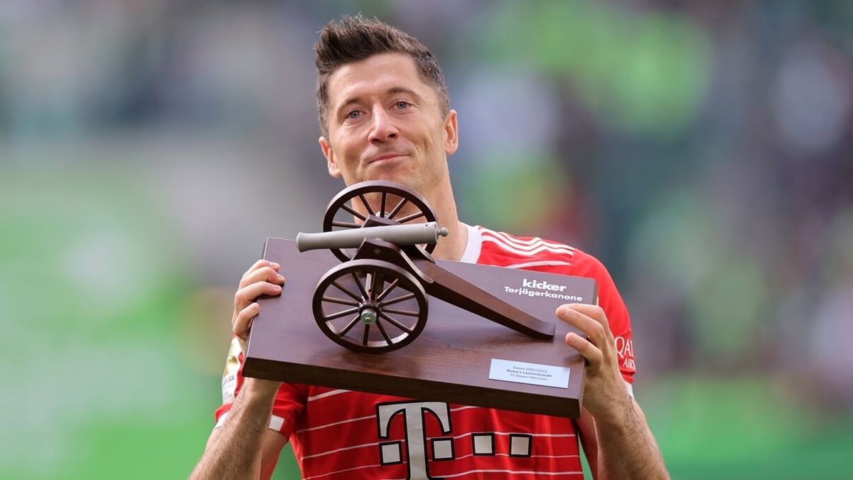 Robert Lewandowski, con el trofeo de máximo goleador de la Bundesliga.