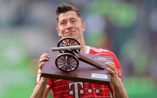 Robert Lewandowski, con el trofeo de máximo goleador de la Bundesliga. Robert Lewandowski, con el trofeo de máximo goleador de la Bundesliga.