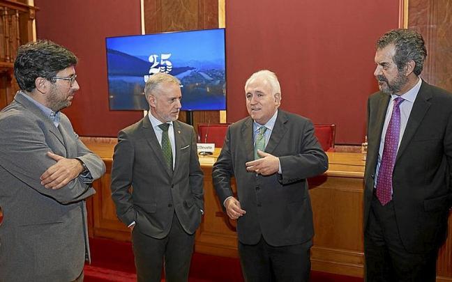 El lehendakari atiende al rector de la Universidad de Deusto, Jos&eacute; Mar&iacute;a Guibert, en presencia del relator especial de la ONU, Felipe Gonz&aacute;lez Morales, a la derecha. | FOTO: IREKIA