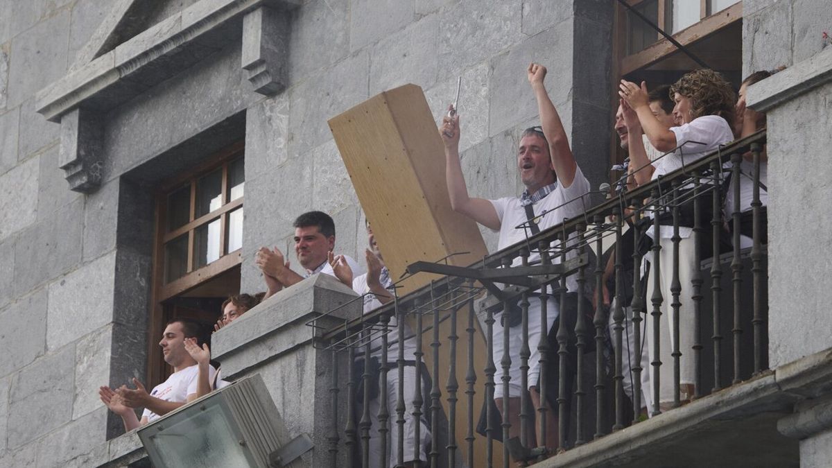 Julian Zabaleta, de Pesta Batzordea celebra el regreso de las fiestas antes de prender la mecha.