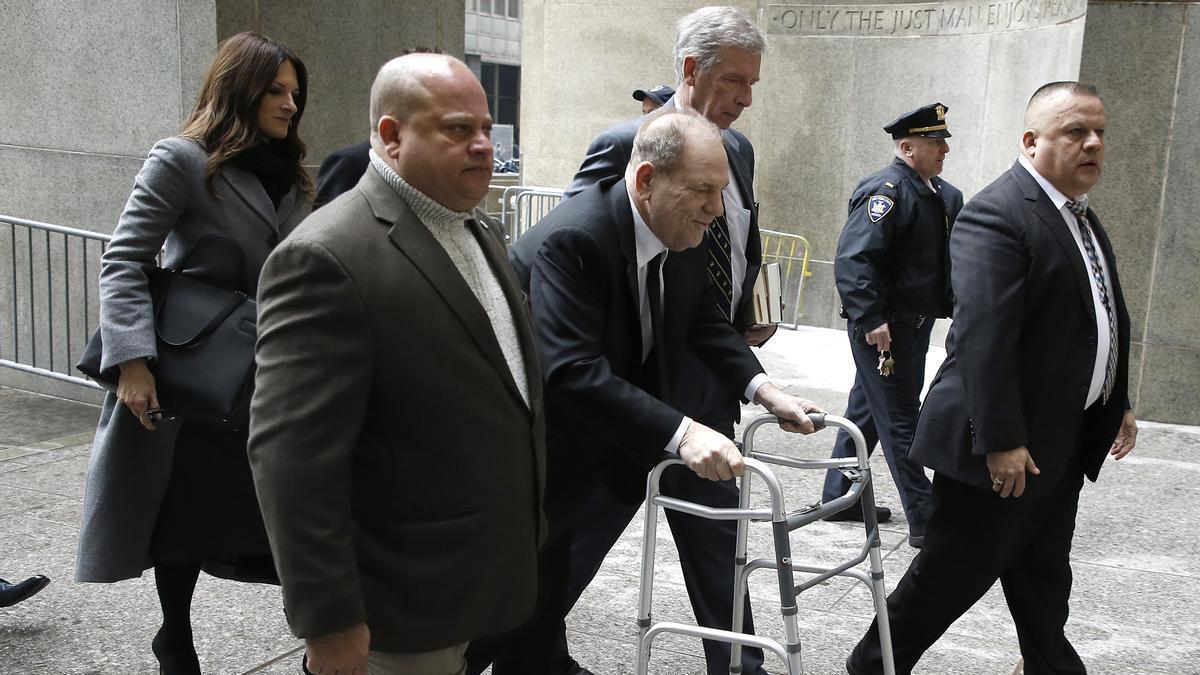 El productor Harvey Weinstein llega escoltado a su juicio en 2020.