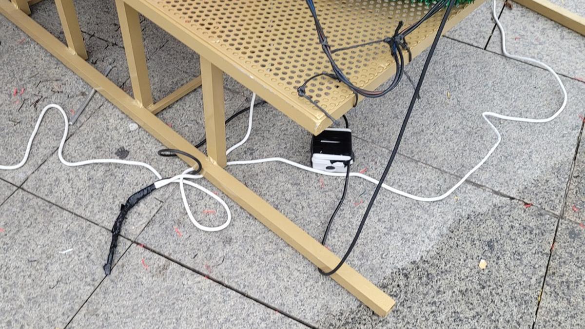 Detalle de la instalación eléctrica del adorno navideño.