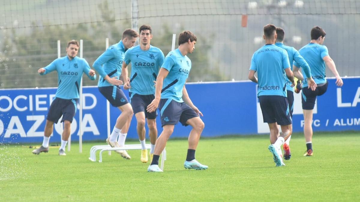 Carlos Fernández, junto a sus compañeros durante un entrenamiento.