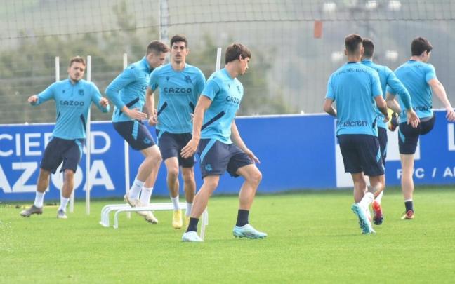 Carlos Fern&aacute;ndez, junto a sus compa&ntilde;eros durante un entrenamiento.