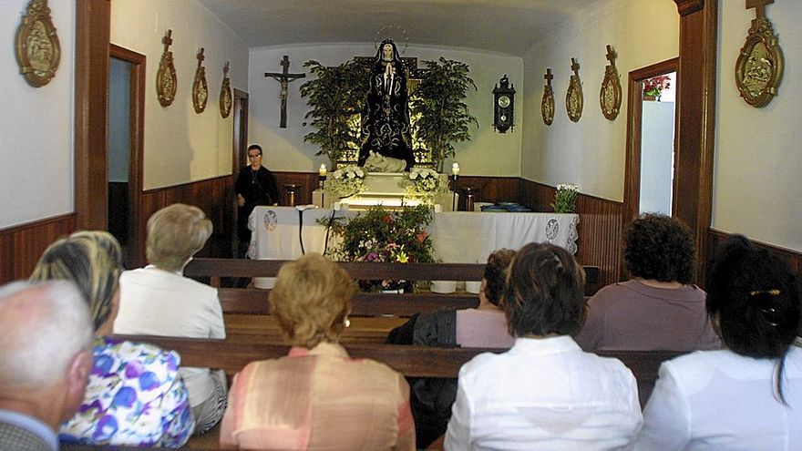 Asistentes a la primera misa oficial que se celebr&oacute; en el santuario de Unbe, con la imagen de la Virgen Pura Dolorosa en el altar. | FOTOS: J. B.