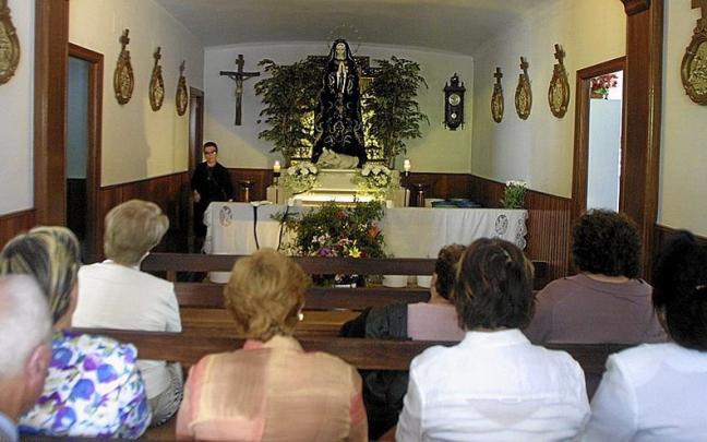 Asistentes a la primera misa oficial que se celebr&oacute; en el santuario de Unbe, con la imagen de la Virgen Pura Dolorosa en el altar. | FOTOS: J. B.