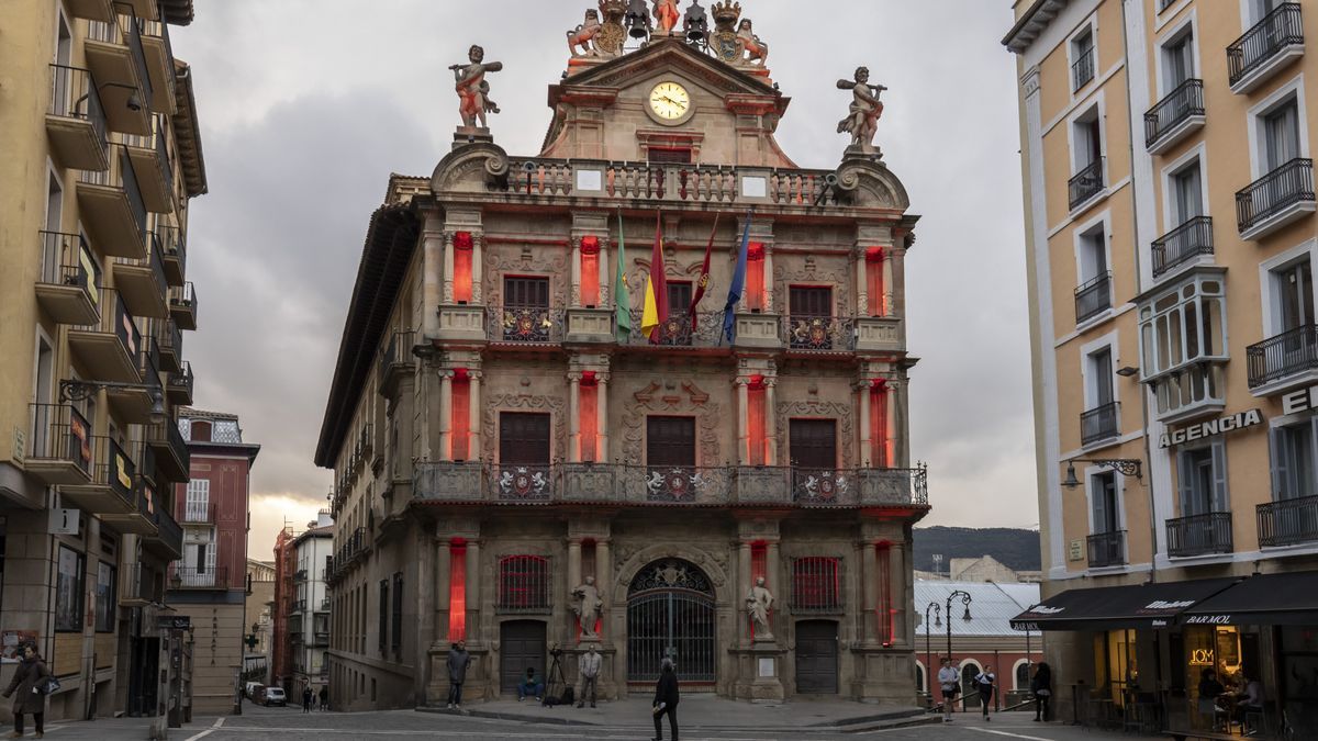 Fachada del Ayuntamiento de Pamplona iluminada en color rojo