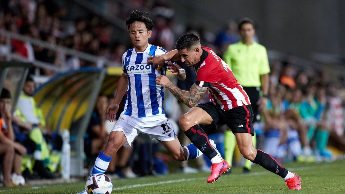 Take Kubo disputa un balón con Yuri Berchiche.