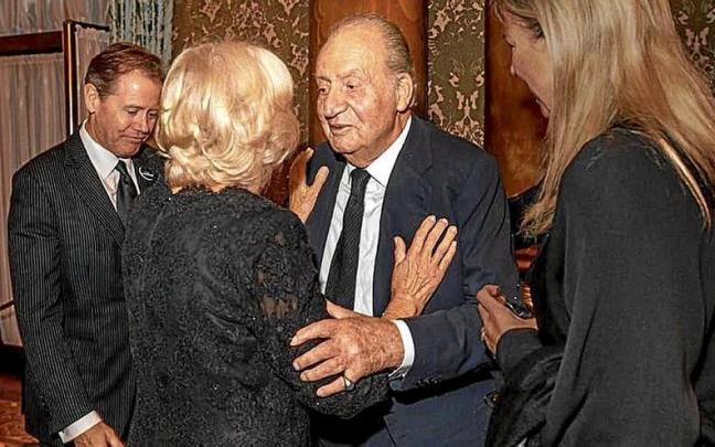El emérito Juan Carlos I, saludando a la reina consorte británica. El emérito Juan Carlos I, saludando a la reina consorte británica.