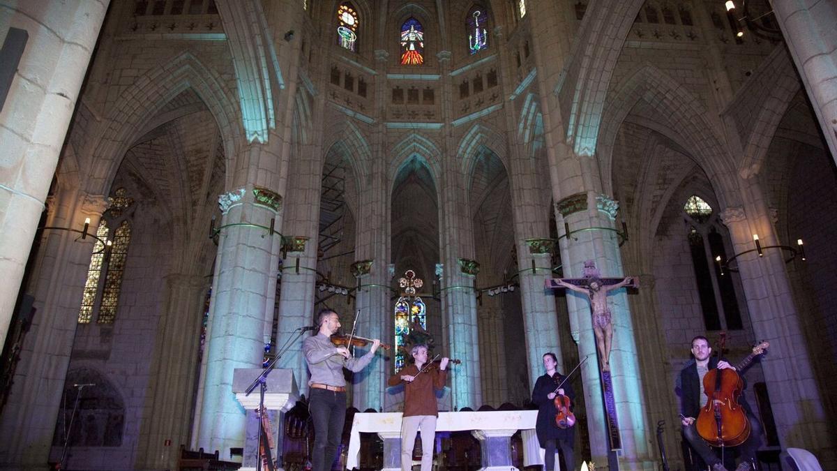 Actividad en el interior de la Catedral Vieja de Vitoria.