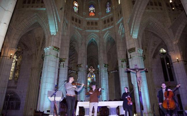 Actividad en el interior de la Catedral Vieja de Vitoria.