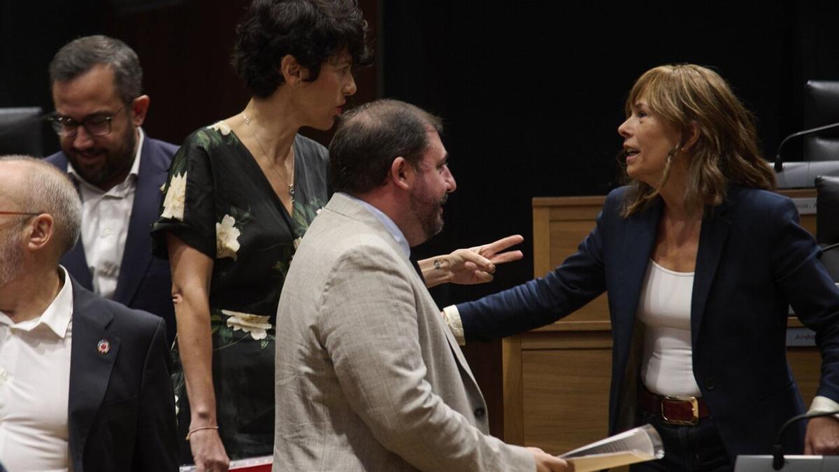 Elma Saiz (PSN) conversa con Uxue Barkos (Geroa Bai) en el pleno del Parlamento.