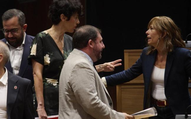 Elma Saiz (PSN) conversa con Uxue Barkos (Geroa Bai) en el pleno del Parlamento.