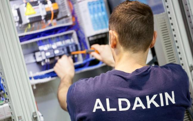 Un trabajador de Aldakin supervisa una instalación eléctrica.