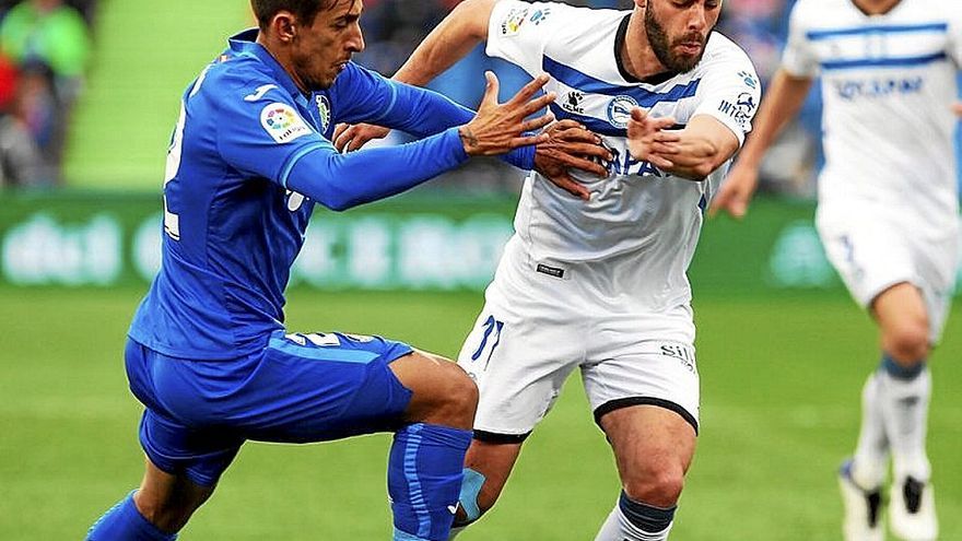 Luis Rioja trata de sortear a Damián Suárez. | FOTO: ÁREA 11