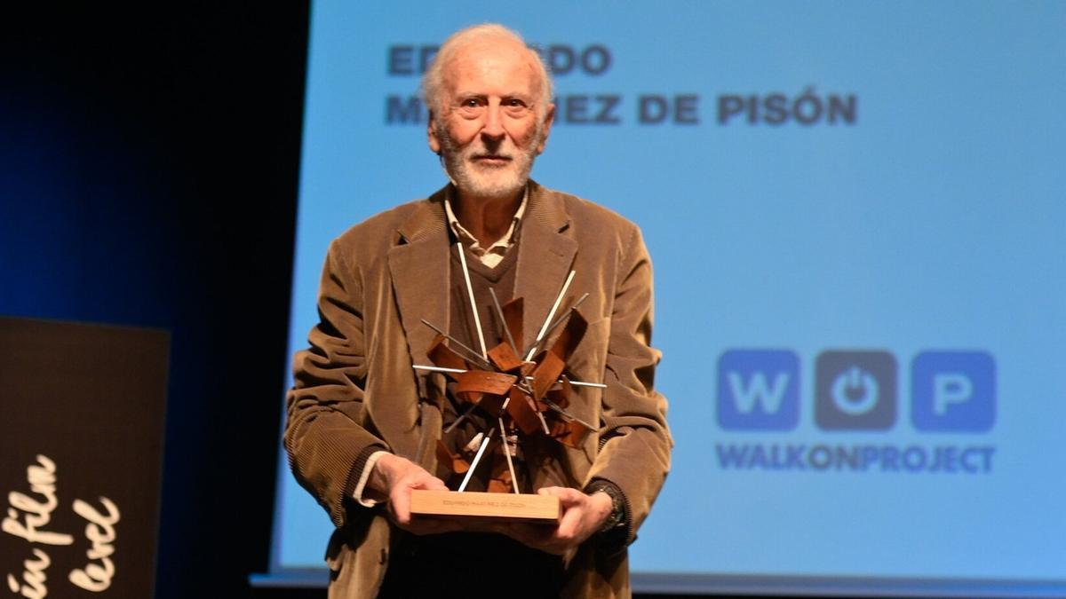 Eduardo Martínez de Pisón posa con el premio WOP del BBK Mendi Film Bilbao Bizkaia.