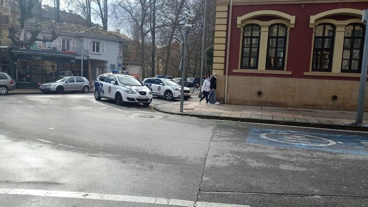 Vehículos de Policía Municipal de Estella-Lizarra en el paseo de la Inmaculada