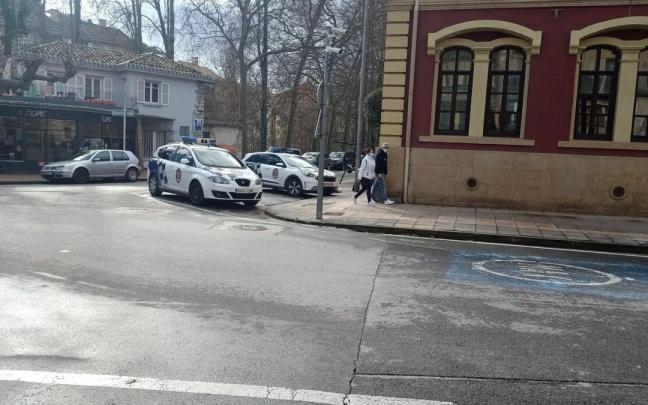 Veh&iacute;culos de Polic&iacute;a Municipal de Estella-Lizarra en el paseo de la Inmaculada
