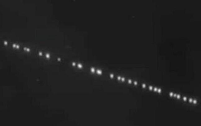 Los satélites de Starlink aparecen en el cielo como una línea de puntos luminosos Los satélites de Starlink aparecen en el cielo como una línea de puntos luminosos
