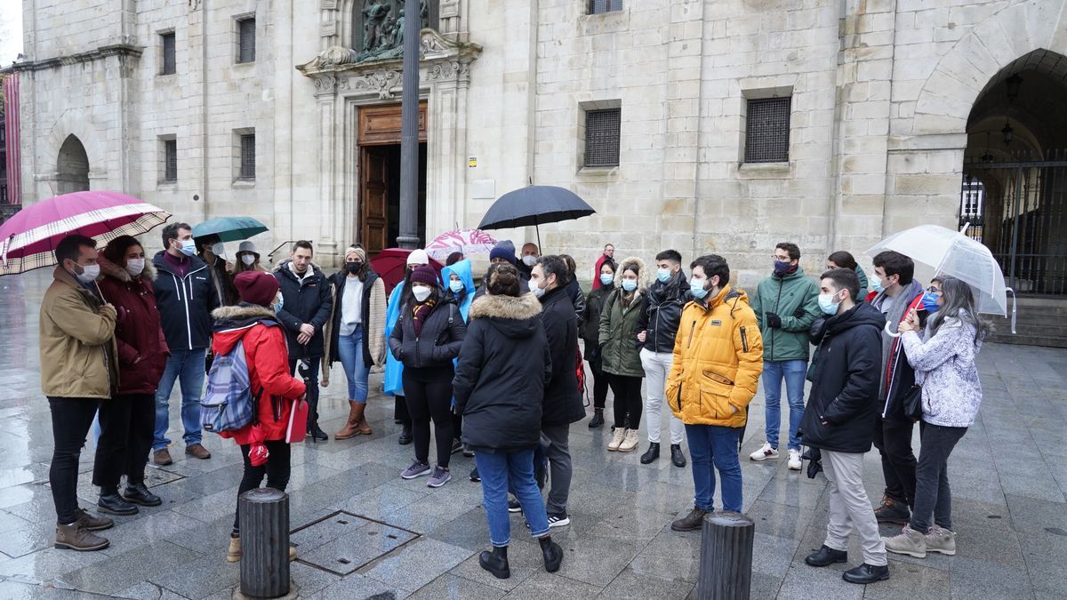 Un grupo de turistas realiza una visita guiada por Bilbao