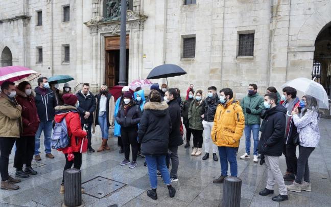 Un grupo de turistas realiza una visita guiada por Bilbao Un grupo de turistas realiza una visita guiada por Bilbao