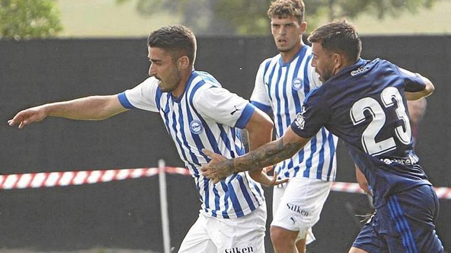 Sevilla y Moya controlan el balón en pretemporada.