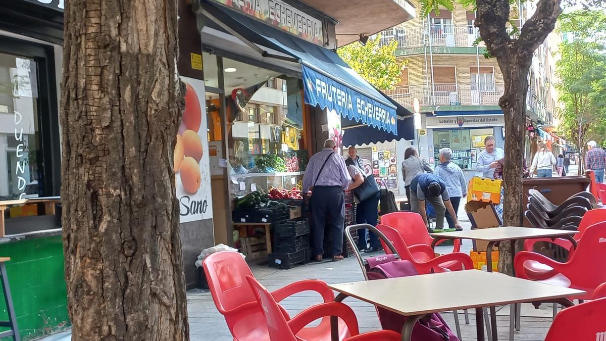 Clientes en una frutería de Vitoria, en la calle Badaia.