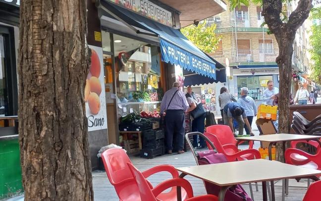 Clientes en una fruter&iacute;a de Vitoria, en la calle Badaia.