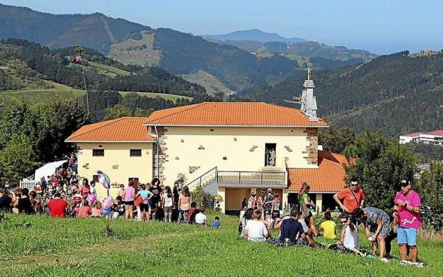Decenas de personas en 2019, disfrutando del último Día del Kalbario que se celebró en el alto mutrikuarra. Decenas de personas en 2019, disfrutando del último Día del Kalbario que se celebró en el alto mutrikuarra.