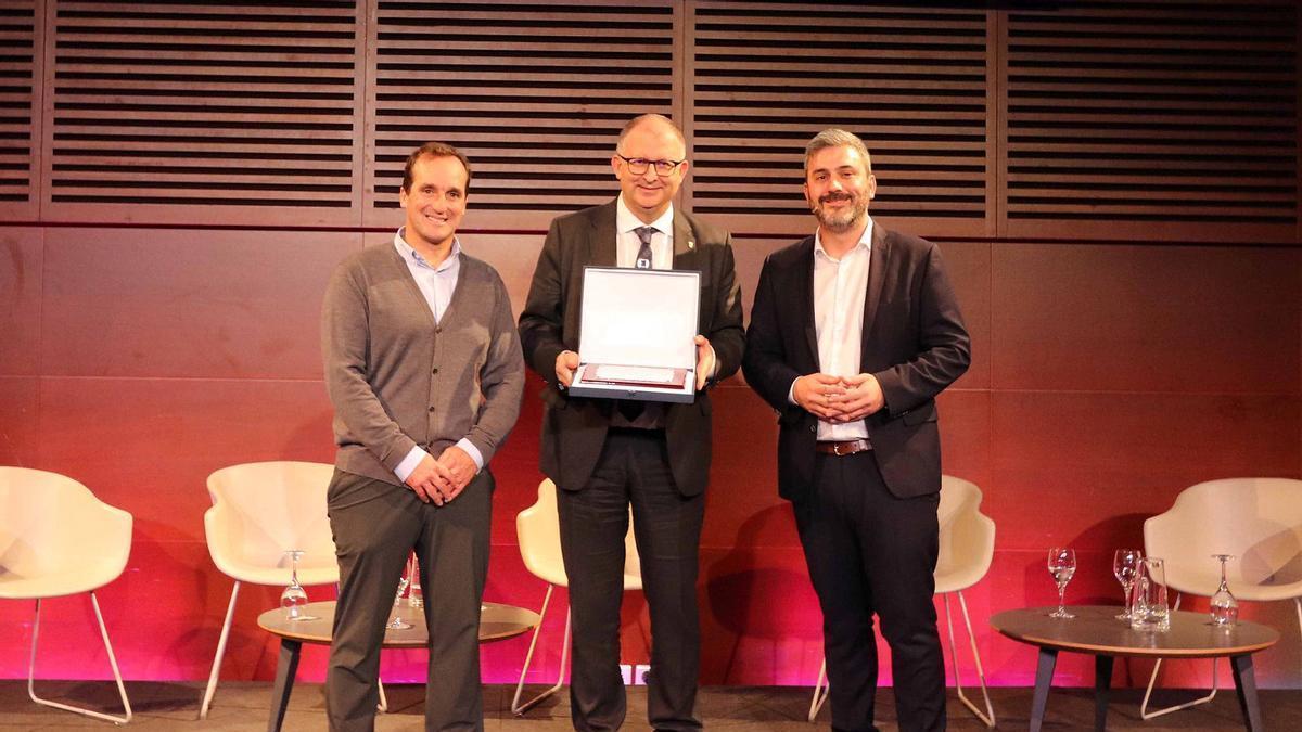 Javier Arellano, decano de la Facultad de Ciencias Sociales y Humanas de la Universidad de Deusto con el premio, junto a Iker Goiria (Diputación Foral de Gipuzkoa) y Asier Pereda (Aparture).