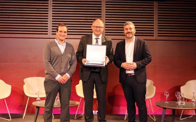 Javier Arellano, decano de la Facultad de Ciencias Sociales y Humanas de la Universidad de Deusto con el premio, junto a Iker Goiria (Diputaci&oacute;n Foral de Gipuzkoa) y Asier Pereda (Aparture).
