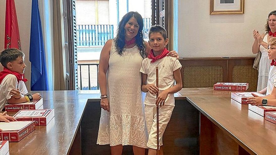 Lourdes Espinosa y Jesús Jiménez, tras recibir la vara de mando.