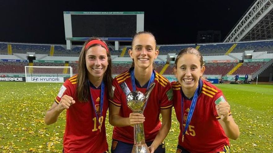 Ane Elexpuru, Maite Zubieta y Clara Pinedo posan con el trofeo de campeonas del mundo sub'20
