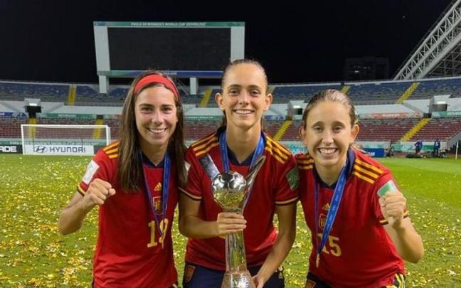 Ane Elexpuru, Maite Zubieta y Clara Pinedo posan con el trofeo de campeonas del mundo sub'20
