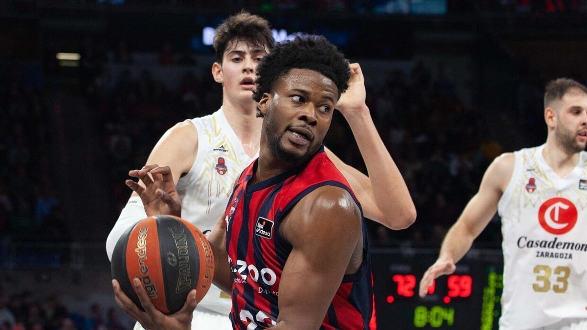 Enoch controla el balón en el poste bajo ante el Zaragoza