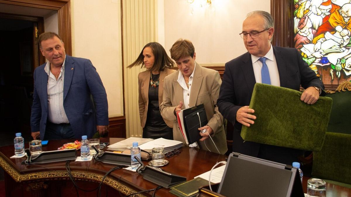 Javier Labairu, a la izquierda de la imagen, en el Pleno del pasado mes.