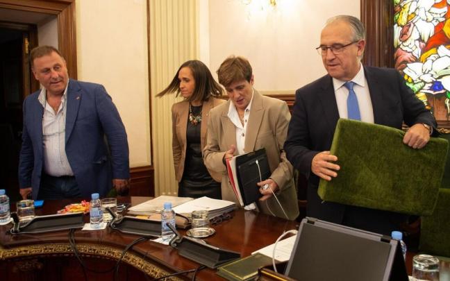 Javier Labairu, a la izquierda de la imagen, en el Pleno del pasado mes.