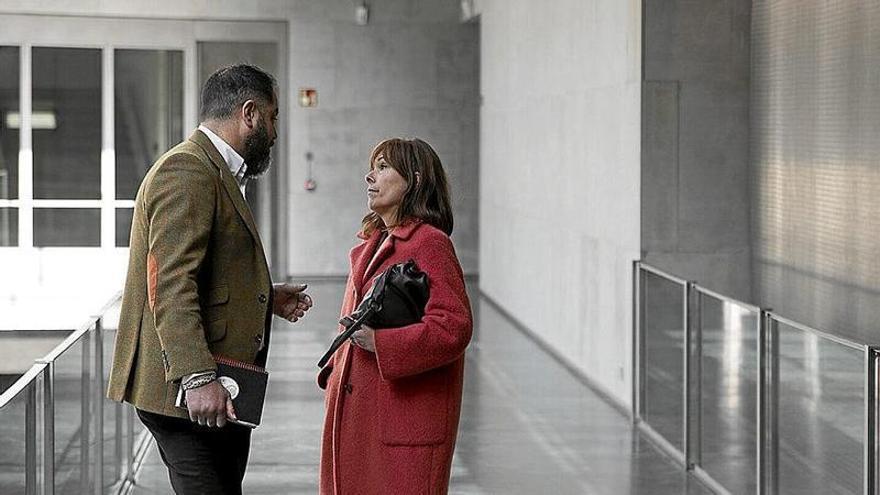 Los portavoces del PSN y de Geroa Bai, Ramón Alzórriz y Uxue Barkos, conversan en el Parlamento de Navarra.