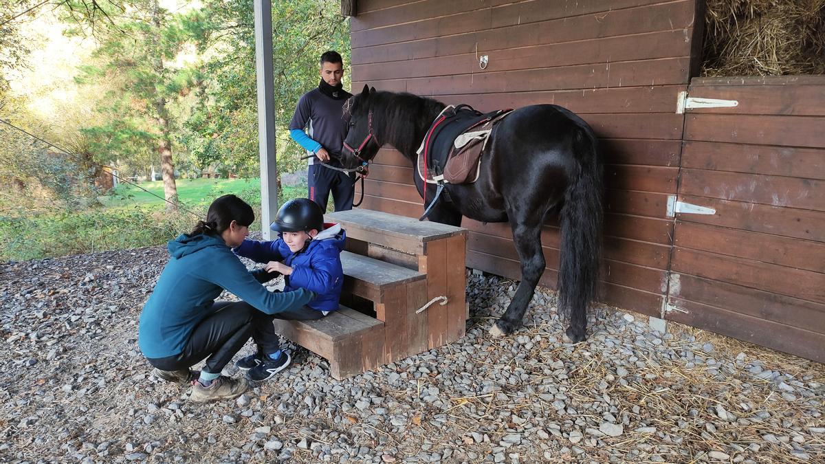 Con ‘Melosa’, una pottoka que convive en los establos con otros seis caballos.